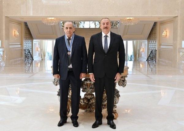 Prezident Rasim Balayevə “İstiqlal” ordenini təqdim edib