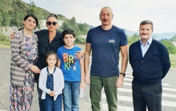 Balaca qız Prezident və xanımını evlərinə dəvət etdi