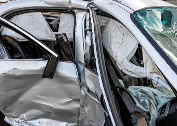“Lexus” işıq dirəyinə çırpıldı - Ana öldü, ata və iki uşaq yaralandı