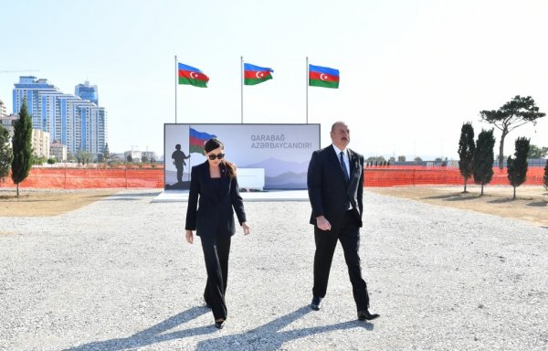 Prezident və birinci xanım Zəfər parkında olublar - FOTOLAR (YENİLƏNİB)