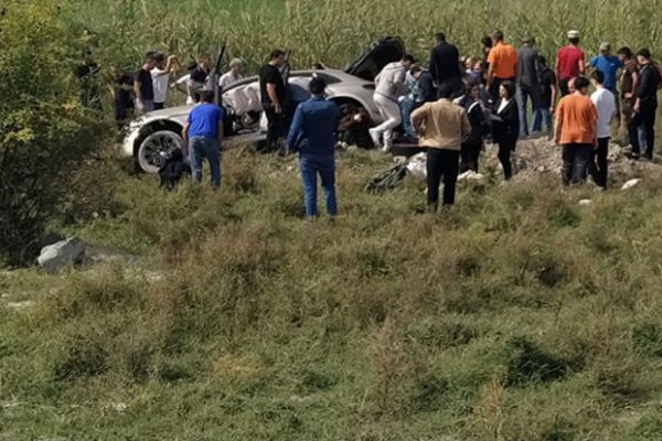 İçində beş qadının olduğu “Porsche” aşdı - FOTO