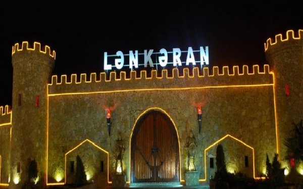 Lənkəranda TƏHLÜKƏLİ VƏZİYYƏT – Rabitə dirəyi asılı vəziyyətdə QALIB