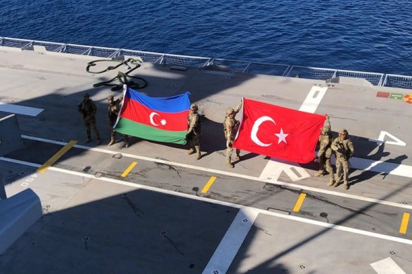 Xüsusi təyinatlılar Azərbaycan və Türkiyə bayraqları ilə helikopterlərdən gəmiyə eniblər - VİDEO