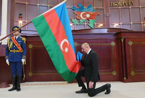 Növbədənkənar Prezident seçkilərində qalib xalq qalib liderinə səs verdi
