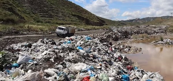 Göyçayda camaatın içdiyi suyu NİYƏ ZİBİLLƏYİRLƏR? - Başçının adamı hər maşından 10 manat alır, zibili tökürlər...