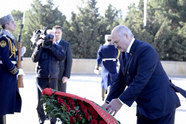 Lukaşenko Heydər Əliyevin məzarını ziyarət etdi - FOTO