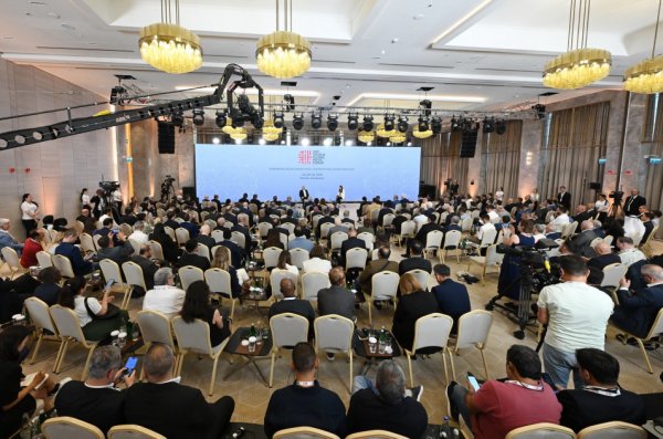 Şüşadan verilən növbəti mühüm mesajlar