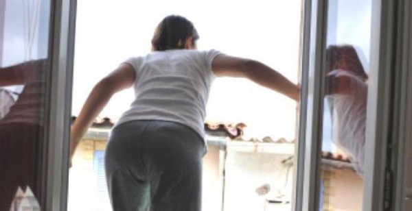 Xırdalanda dəhşət: kişi arvadını pəncərədən atıb öldürdü