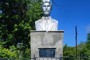 Milli qəhrəmanın büstü baxımsız vəziyyətdədir – QARDAŞI RƏSMİ QURUMLARDAN ŞİKAYƏTÇİDİR / FOTO