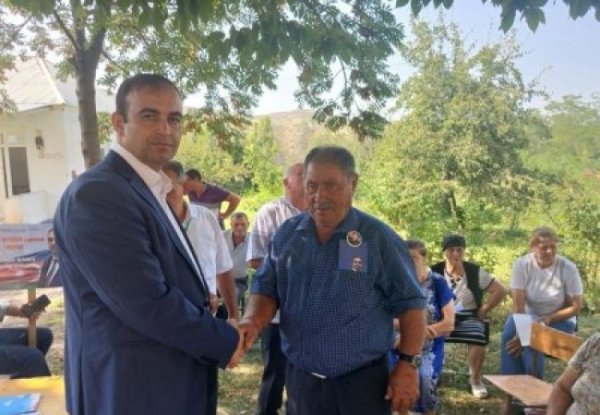 Deputatlığa namizəd RAMİL GÖYÜŞOV ŞƏHİD ATASININ probleminin aradan qaldırılması məqsədilə AZƏRİQAZA müraciət ünvanladı