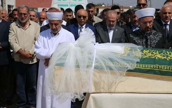 8 yaşlı Narinin dəfnindəki gəlinlik müzakirə yaratdı - Foto