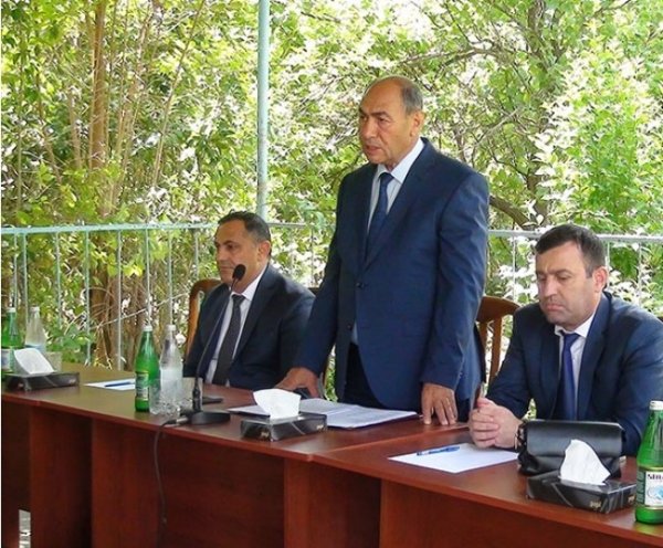 Vidadi İsayev dövlət işçilərini qapısında qul kim işlədir - İTTİHAM VAR...