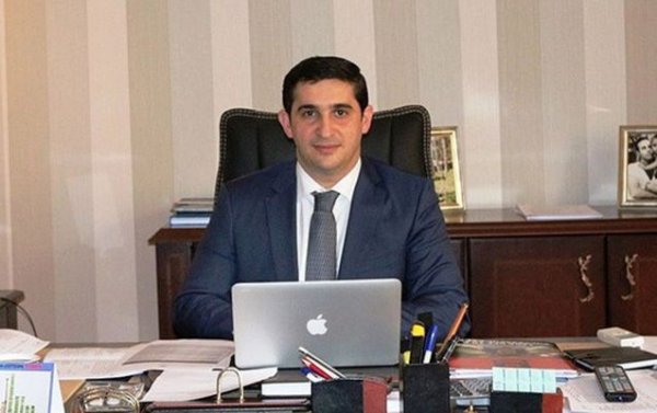 Nazir rəisi buna görə işdən çıxarıb: Planşet, bahalı viski... - İLGİNC...