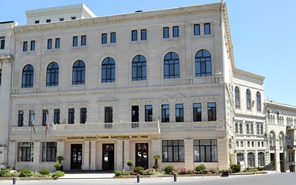 Konstitusiya Məhkəməsində yeni təyin olunmuş hakim Xanlar Vəliyev kollektivə təqdim edilib