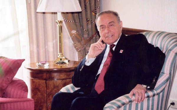 Dahi rəhbər, xilaskar dövlət xadimi, milli lider