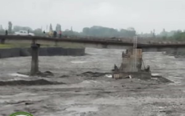 Müvəqqəti açılan körpüdə təhlükəli vəziyyət - Video
