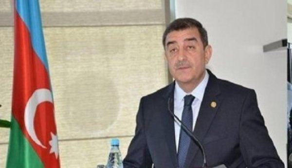 İlqar Abbasov bir köşəyə çəkilib... AĞAC YEYİR... - BU DA FAKT! VİDEO