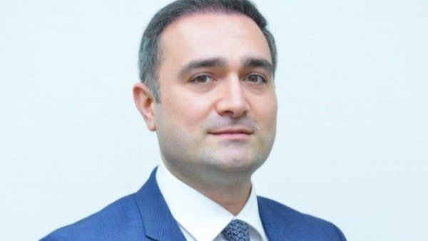 Ədliyyə Nazirliyinin idarə rəisi sərxoş vəziyyətdə saxlanıldı - "Sayrışan işıqları yandıraraq, təhlükəli manevrlər edib"