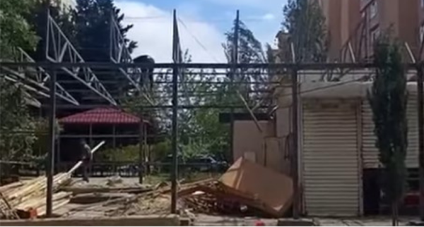 Suraxanıda qanunsuz tikili qalmaqal yaratdı-VİDEO