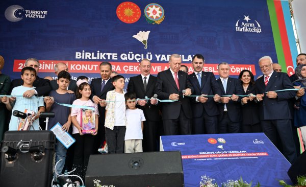 Dar gündə də, xoş gündə də  bir-birinin yanında