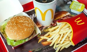 “McDonalds”da burgerin əti iylənir….-Şikayət