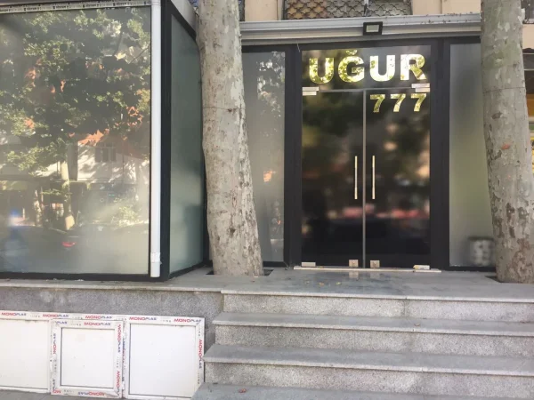 “UĞUR 777” estetik mərkəzində tibbi təhsili olmayan “kosmetoloqlar” lisenziyasız “həkimlər” necə prosedurları həyata keçirir?