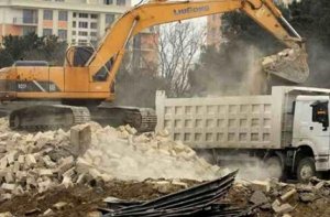 Bakıda evlərdə sakinlər yaşadığı halda söküntü işləri aparılır