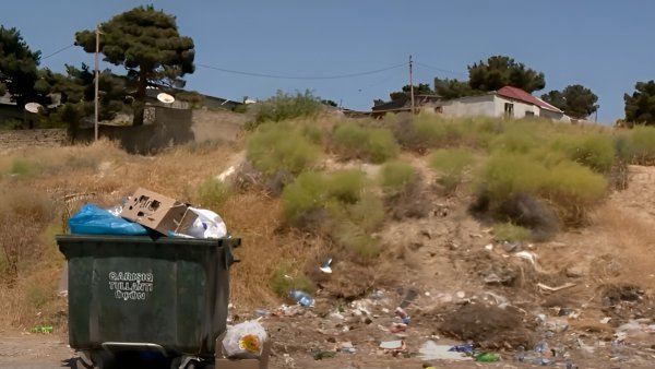 Binəqədi rayonunda parkda ağaclar quruyub,antisanitar vəziyyət yaranıb- Video