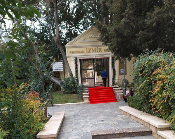 “İzmir” restoranında müştərilərə belə yeməklər verilib