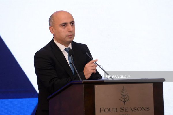 Emin Əmrullayev: Qızların yuxarı siniflərdə təhsil göstəricilərinin azalması qadağalarla üzləşmələri ilə bağlıdır