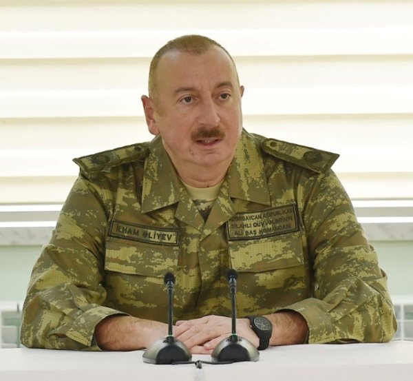 Zəfər zirvəsinə yüksəlmiş Prezident