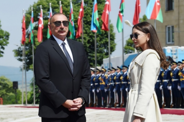 Birinci xanım İlham Əliyevi təbrik etdi