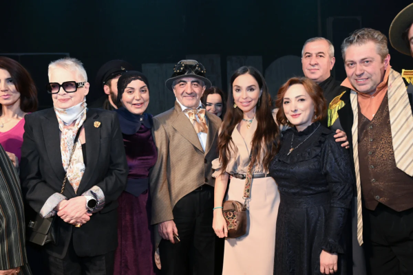 Leyla Əliyeva "Neft bumu hamıya gülümsəyir" tamaşasının nümayişində iştirak edib
