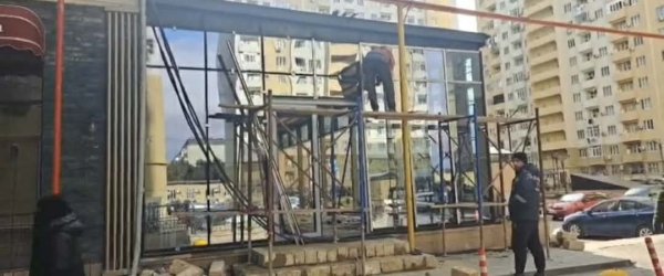 Xırdalanda "Kristal Abşeron"nun binasında "bədxassəli şiş" - “Manqal Dönər” qanun-qayda tanımır? - VİDEO
