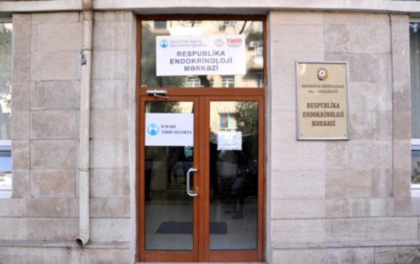 Şəkərli diabet xəstələri Respublika Endokrinoloji Mərkəzdəndə saatlarla növbədə gözlədilir