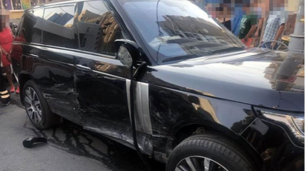 Qadın sürücü “Range Rover”i aşırdı; xəsarət alanlar var