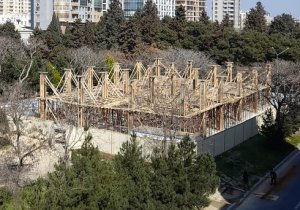 “Məlumat lövhəsində 1 mərtəbə yazılmışdı, indi 3-cünü tikirlər” - Fotolar