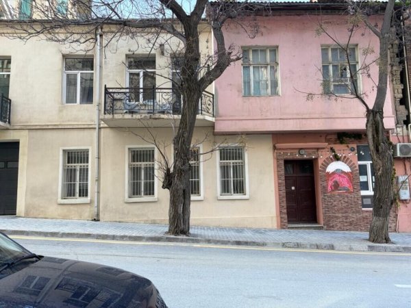 Nizami küçəsində qalmaqal - Yaşayış binasının həyətində qanunsuz kulinariya sexi açılıb