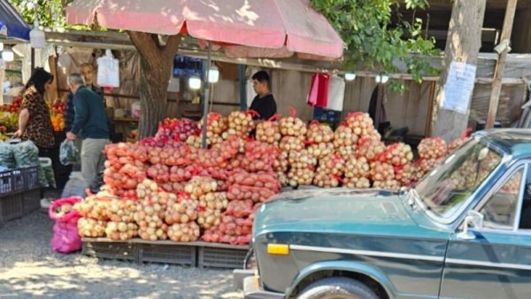 Səki bazara çevrilib, piyadalar yola çıxmağa məcbur qalır - FOTO