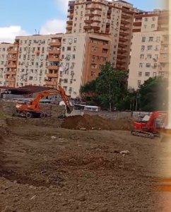 Xətai rayonunda müəmmalı tikinti - Reyestrdə icazə yoxdur, ağacların məhv edildiyi iddia olunur