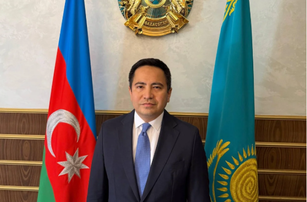 Qazaxıstanın Azərbaycandakı səfirinə yeni diplomatik rütbə verilib