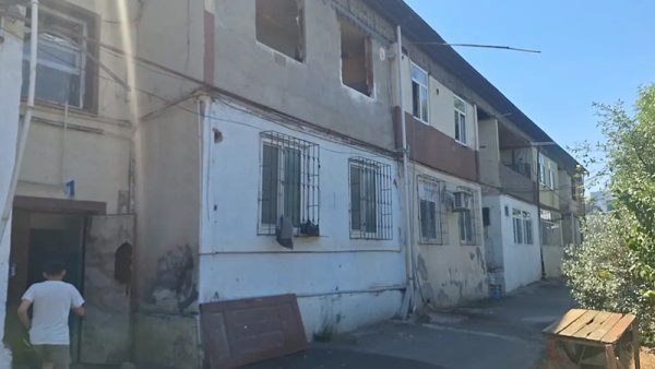 "Nuka" MTK yaşayış binasını sökür, sakinlər isə narazıdır (VİDEO)