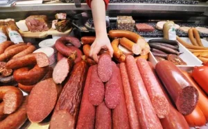 Kolbasa-sosis bazarında TƏHLÜKƏ: Bu şirkətlər əhaliyə nə yedirir? - SİYAHI