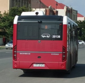 Ömürlük əlil və azyaşlı uşaq avtobus sürücüsünün kobud davranışı ilə üzləşdi – BakuBus-dan araşdırma tələb olunur